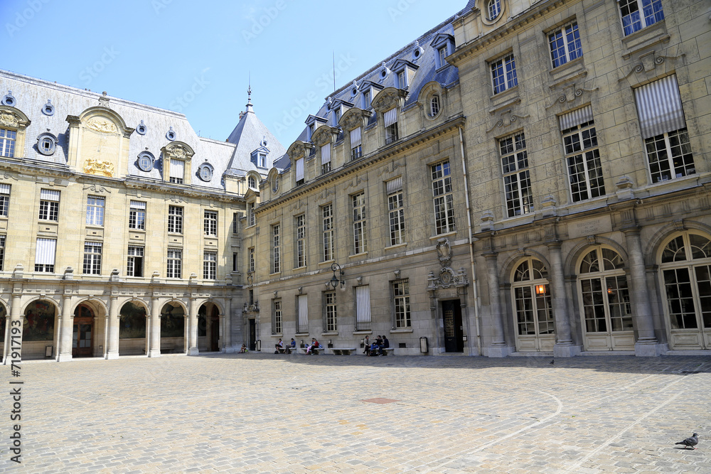 Innenhof der Universität Sorbonne in Paris