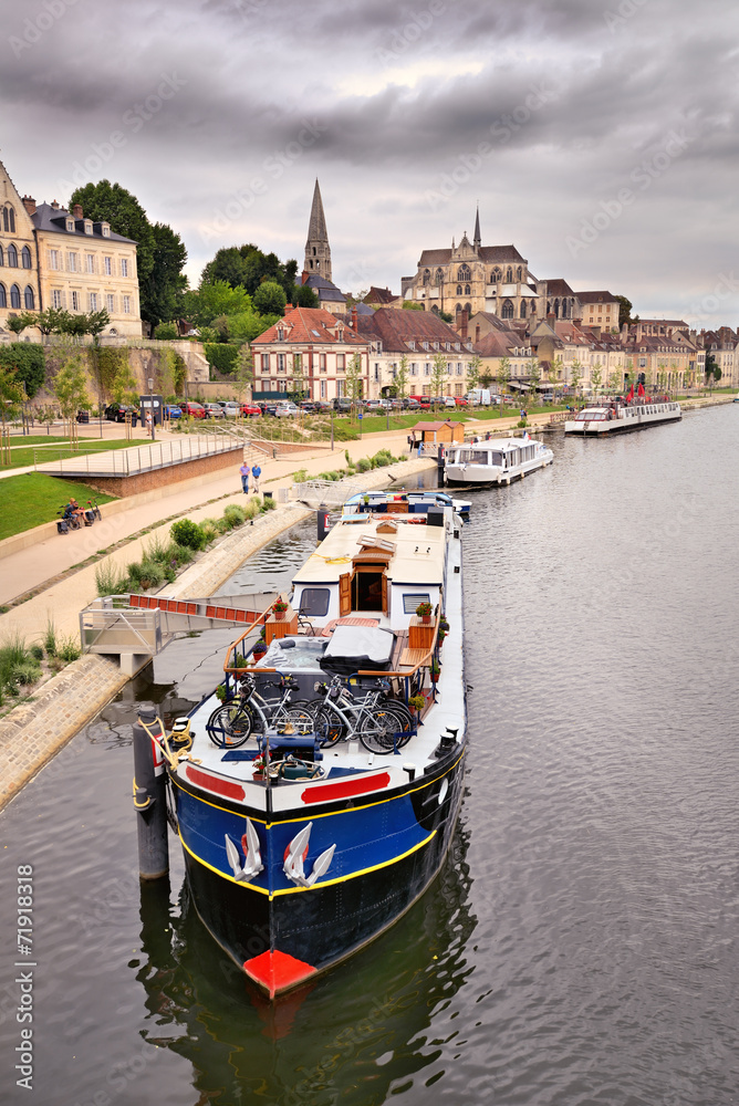 Obraz premium Auxerre Bourgogne, la ville et le port fluvial