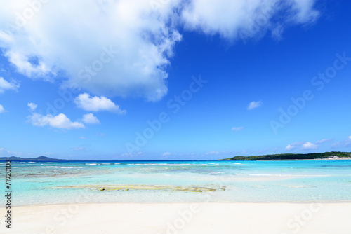 美しい沖縄のビーチと夏空 © sunabesyou