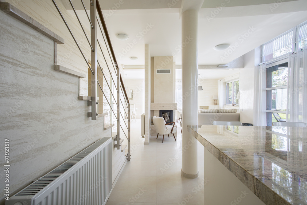 Fototapeta premium Granitowy blat w jasnym wnętrzu