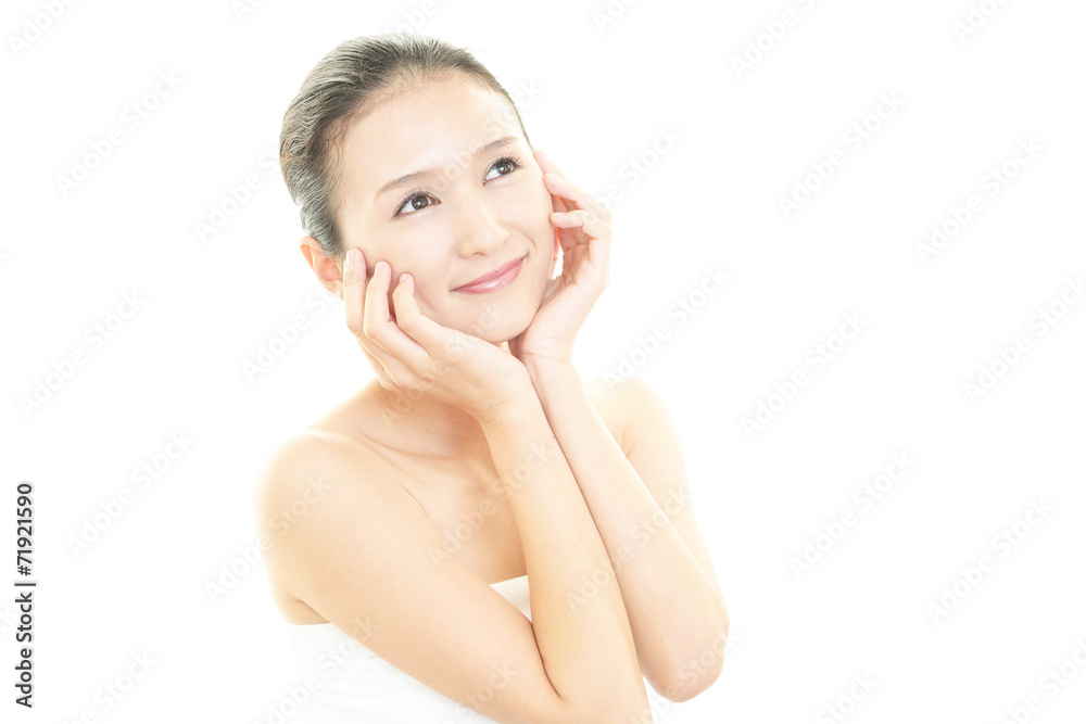 フェイスケアをする美しい女性 フェイスケアをする美しい女性