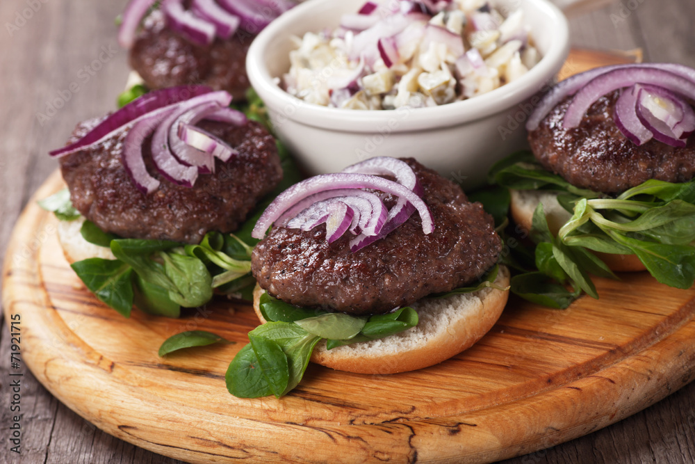 Mini burgers with red onion