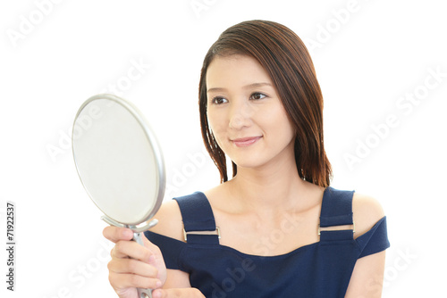 手鏡を持つ笑顔の女性