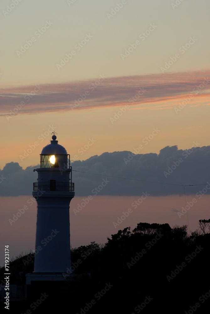 夕暮れの潮岬灯台