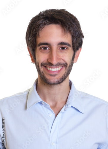 Passfoto eines Mannes mit schwarzen Haaren und Bart