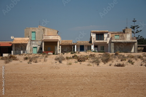 Case sulla spiaggia, abusivismo, sicilia, donnalucata © Nebula Design