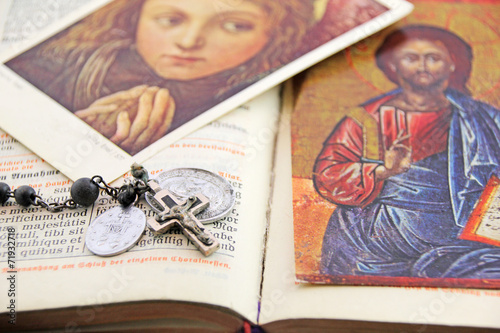 gebetbuch mit rosenkranz und bildern photo