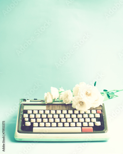 Vintage typewriter and white roses