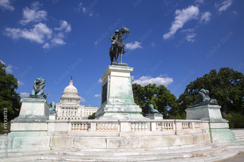 Obraz premium Ulysses S Grant statue and capitol building in Washington