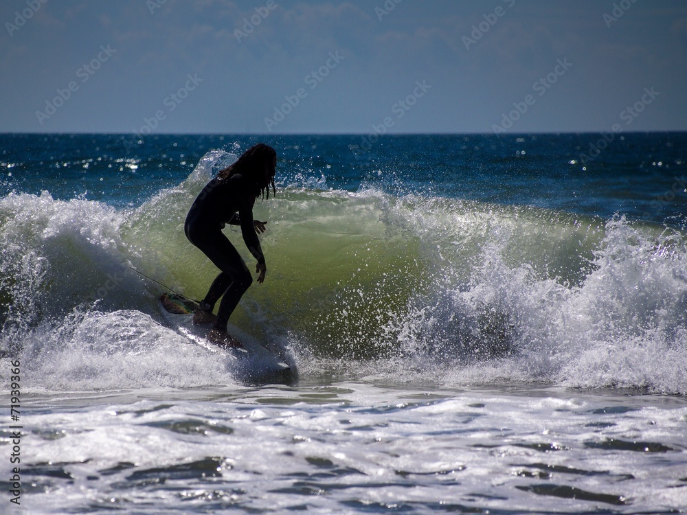 Surfer reitet perfekte Welle am Meer