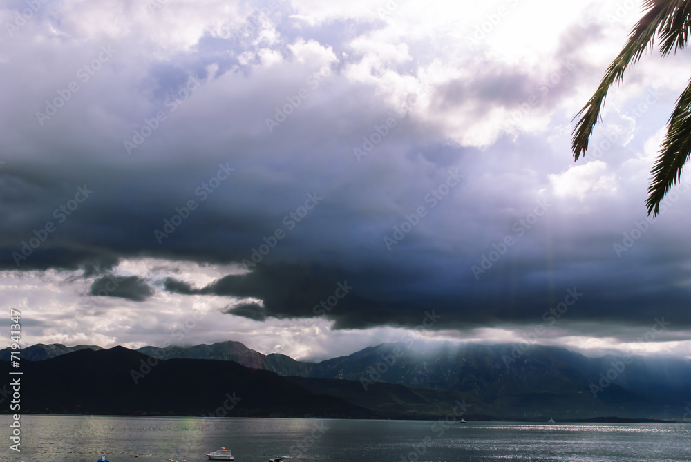 Obraz premium Heavy clouds over the bay