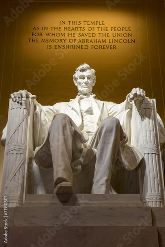 Fotografía Abraham Lincoln memorial statue illuminated, Washington