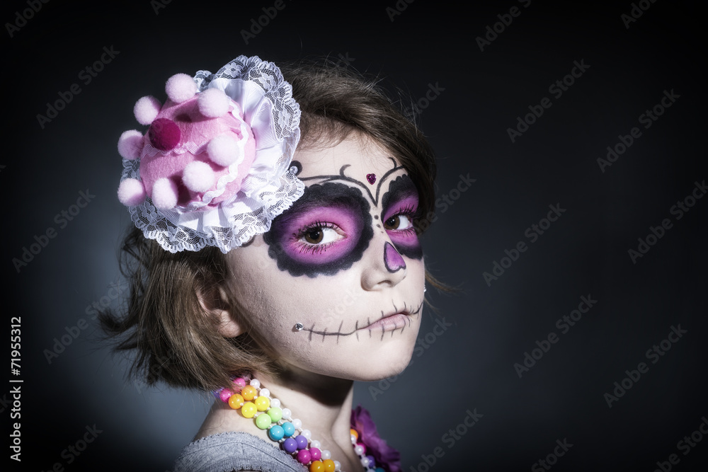 kleines Mädchen mit Sugar Skull Make up und Tortenhut