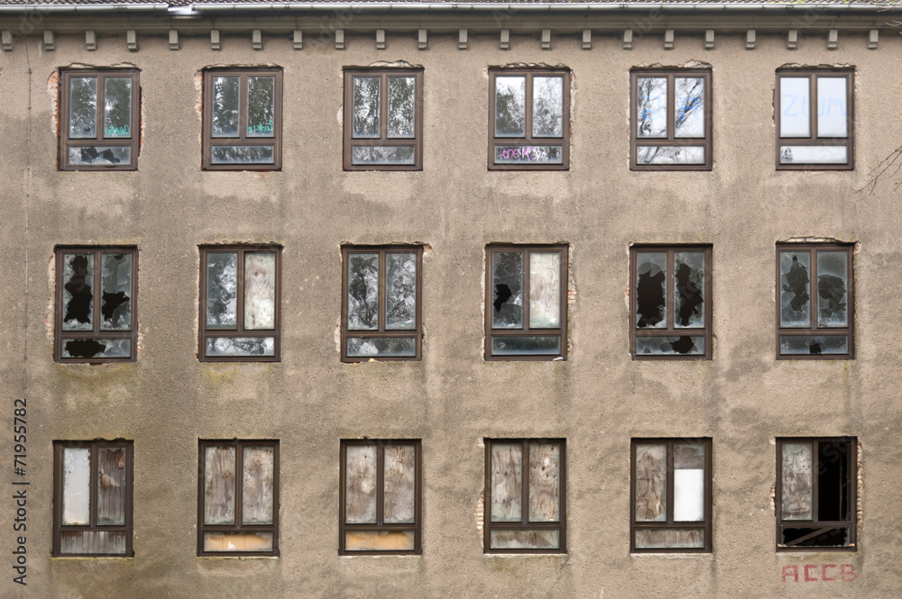 Fototapeta premium Fassade eines verlassenen Gebäudes