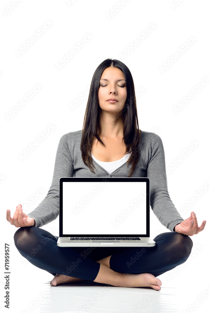 Hübsche Frau mit einem Laptop bei der Meditation Hübsche Frau mit einem Laptop bei der Meditation
