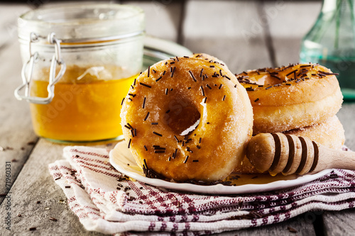 Valokuva Breakfast with donuts and honey