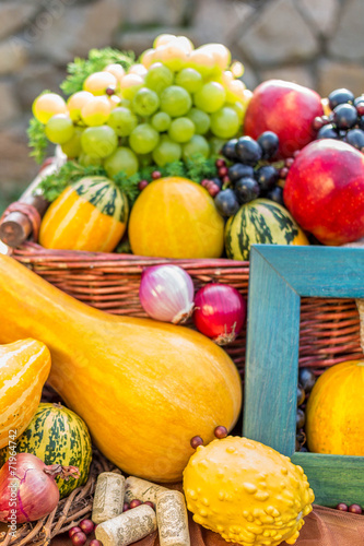 Cuadro en lienzo Autumn fruits and vegetables arrangement isolated