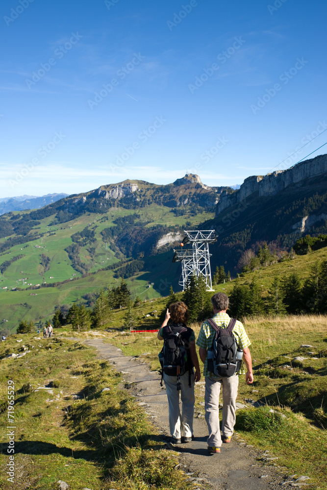 Wanderer im Alpstein - Schweiz - Alpen Wanderer im Alpstein - Schweiz - Alpen