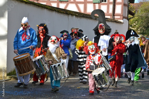 Fotografia Colourful parade of carnival masks in Riehen, Switzerland