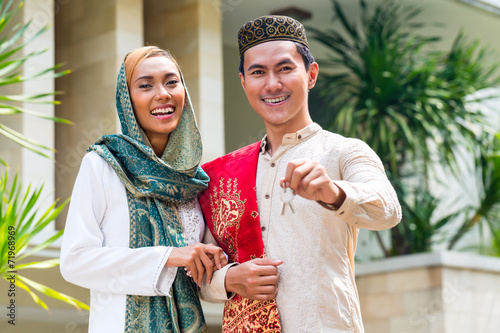 Asian Muslim couple wearing traditional dress