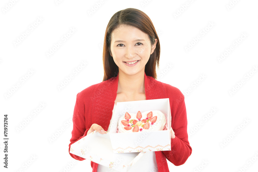 ケーキを持つ笑顔の女性