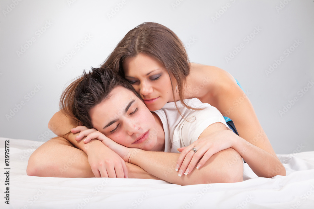 Fototapeta Portret szczęśliwej pary młodych leżącego w łóżku i uśmiecha się