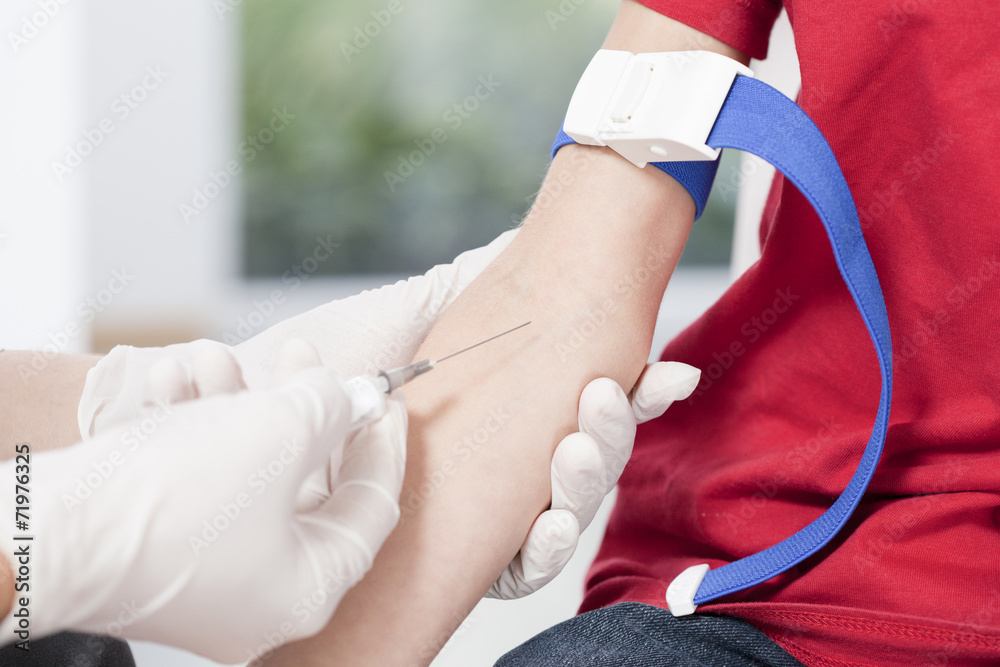 Obraz premium Nurse's hands taking blood sample