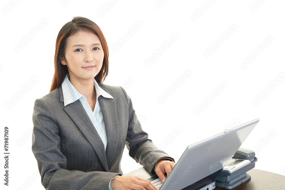 PCで仕事中のOL PCで仕事中のOL