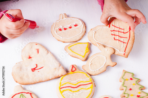 Draw on gingerbread cookies
