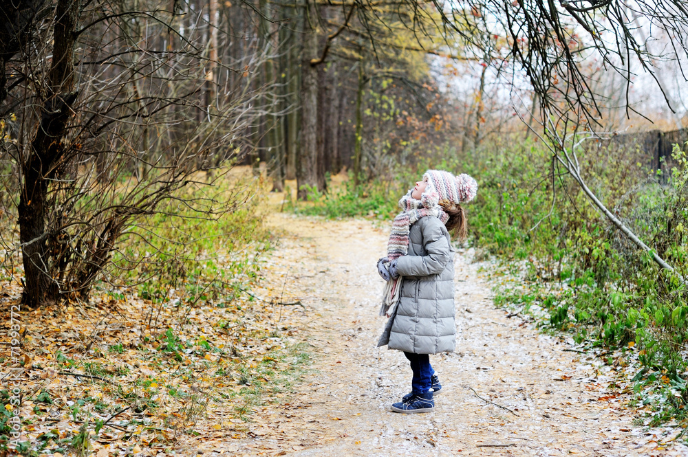 Fototapeta premium KId girl in the autumn forest