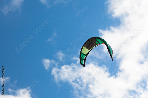 Fototapeta Naklejka Na Ścianę i Meble -  voile de kite-surf sur fond de ciel