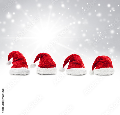 Weihnachtsmützen  vor Grauem Schneehintergrund