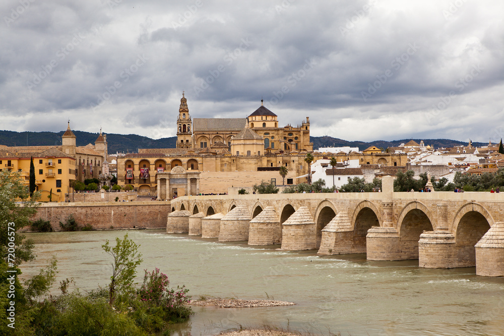 Римский мост (Puente romano de Córdoba). Кордова. Испания - obrazy, fototapety, plakaty 