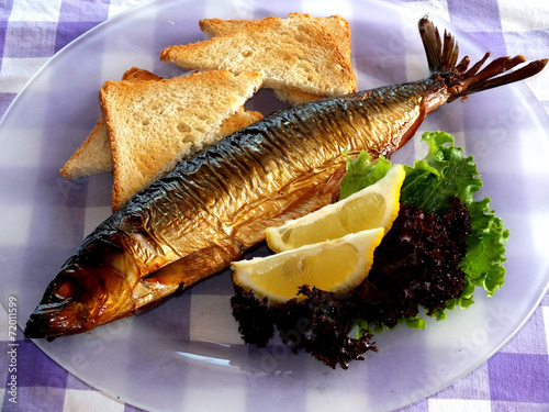 Essen mit Heering Toastbrot und Salat photo