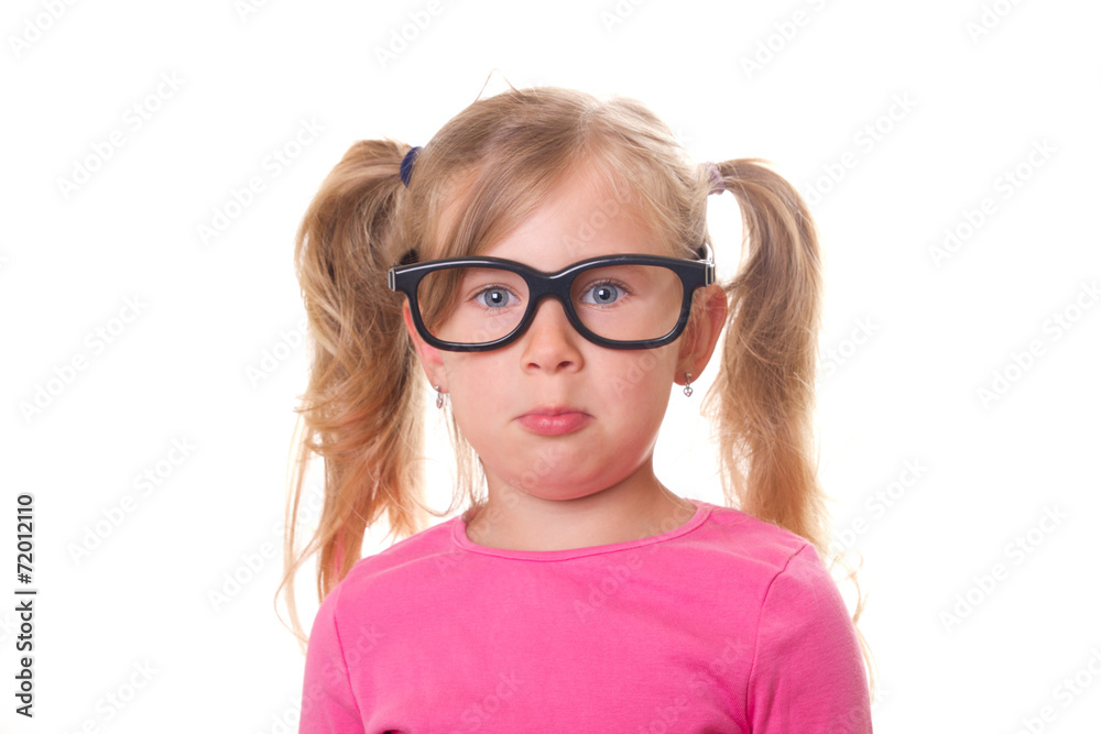 blondes Mädchen mit zwei Zöpfen und einer Nerd Brille blondes Mädchen mit zwei Zöpfen und einer Nerd Brille