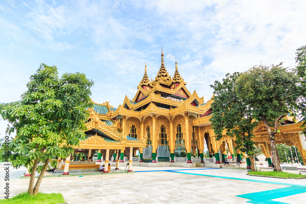 Naklejka premium Kyauk Taw Gyi Pagoda in Yangon, Myanmar