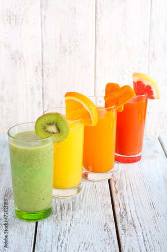 Fruit and vegetable juice in glasses and pieces of fresh fruits