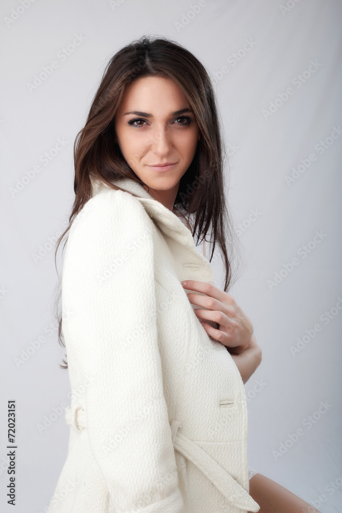 Ragazza con cappotto bianco Ragazza con cappotto bianco