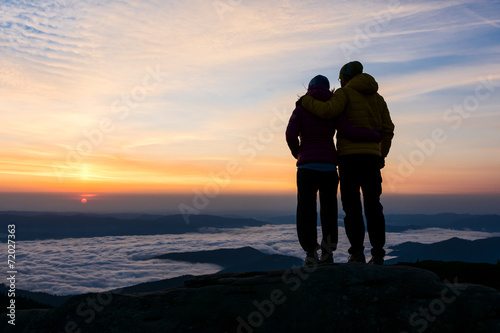 Bild auf Leinwand couple holding eachother in the sunrise