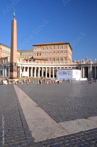 Turyści na Placu Św. Piotra w Rzymie #72027527