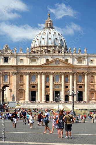 Turyści na Placu Św. Piotra w Rzymie #72027534