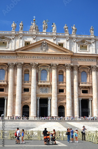 Turyści na Placu Św. Piotra w Rzymie