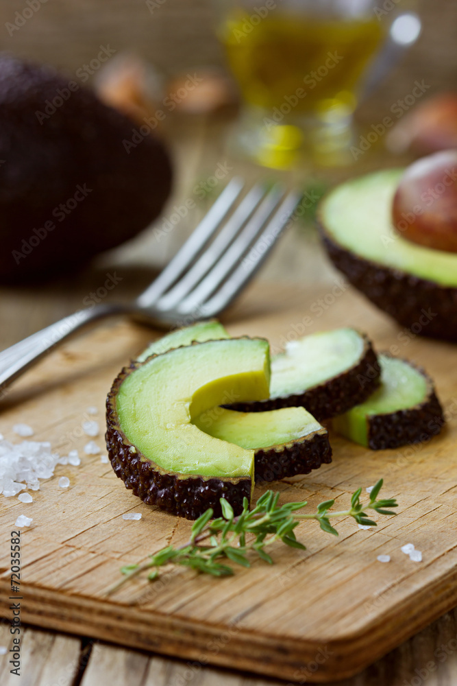 Avocado slices with olive oil, herb thyme, garlic and sea salt Avocado slices with olive oil, herb thyme, garlic and sea salt