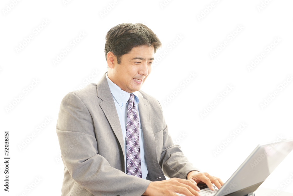 PCで仕事中の男性