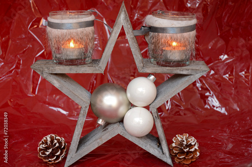 wit grijze  kerstdecoratie met kaarsjes en rode achtergrond photo