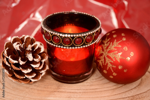 rode  kerstdecoratie met kaarsjes en rode achtergrond photo