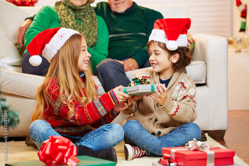 Geschwister schenken sich Geschenke zu Weihnachten Stock Photo Adobe
