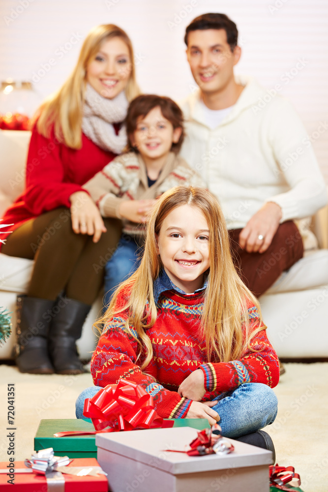Tochter mit Geschenken und Familie zu Weihnachten Tochter mit Geschenken und Familie zu Weihnachten