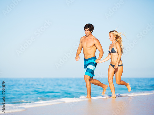 Happy Couple Walking on the Beach © EpicStockMedia