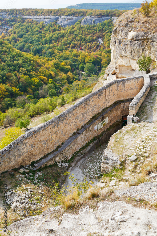 Fototapeta premium gorge mariam-dere and wall of chufut kale town